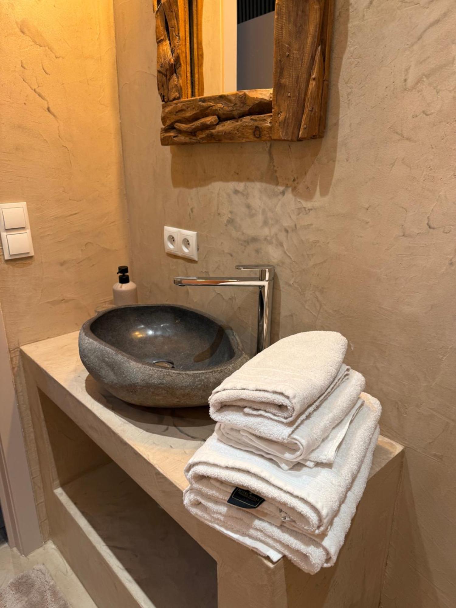 Hotel Giorgi Et Logements Insolites-Jacuzzi Prive Бастонь Екстер'єр фото