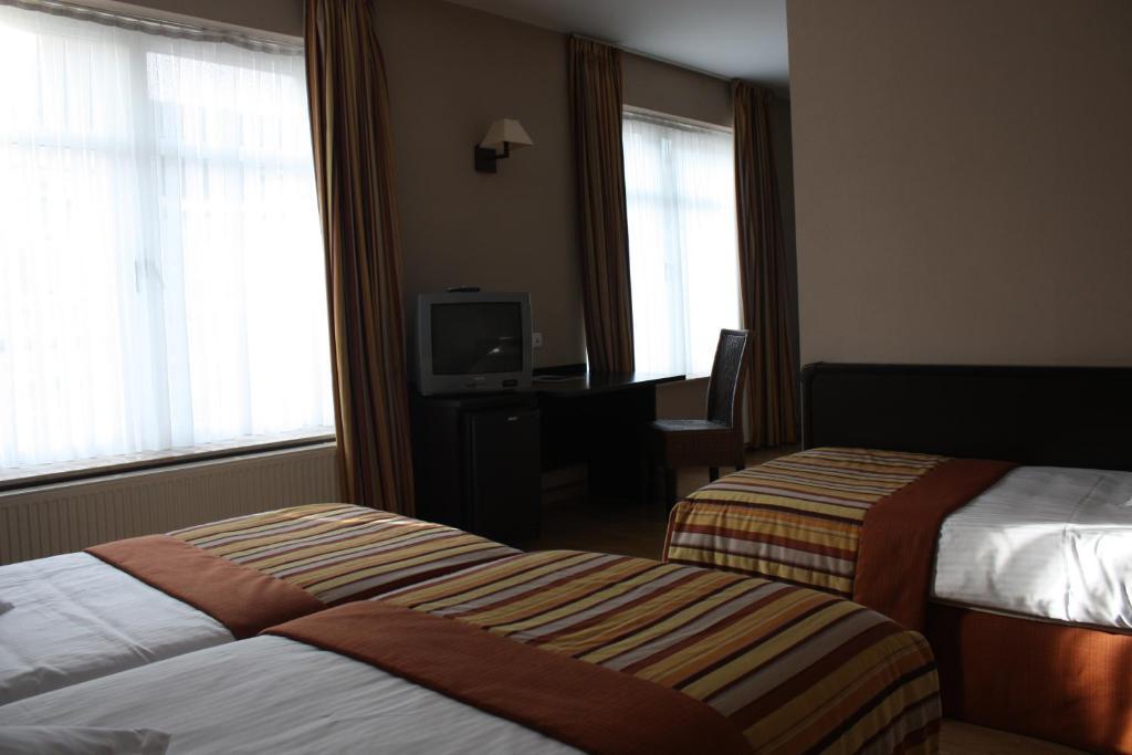 Hotel Giorgi Et Logements Insolites-Jacuzzi Prive Бастонь Номер фото
